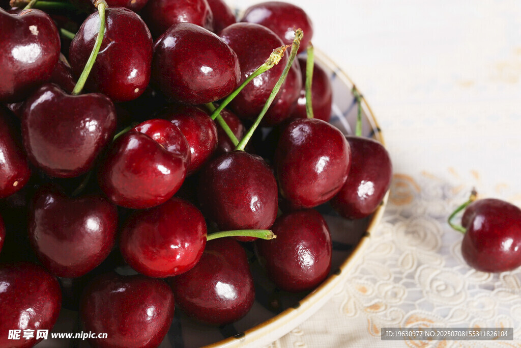 碗中鲜红饱满的大樱桃
