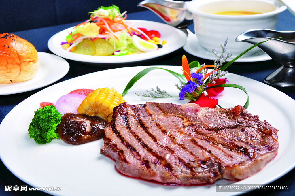 美味牛排摆盘精致