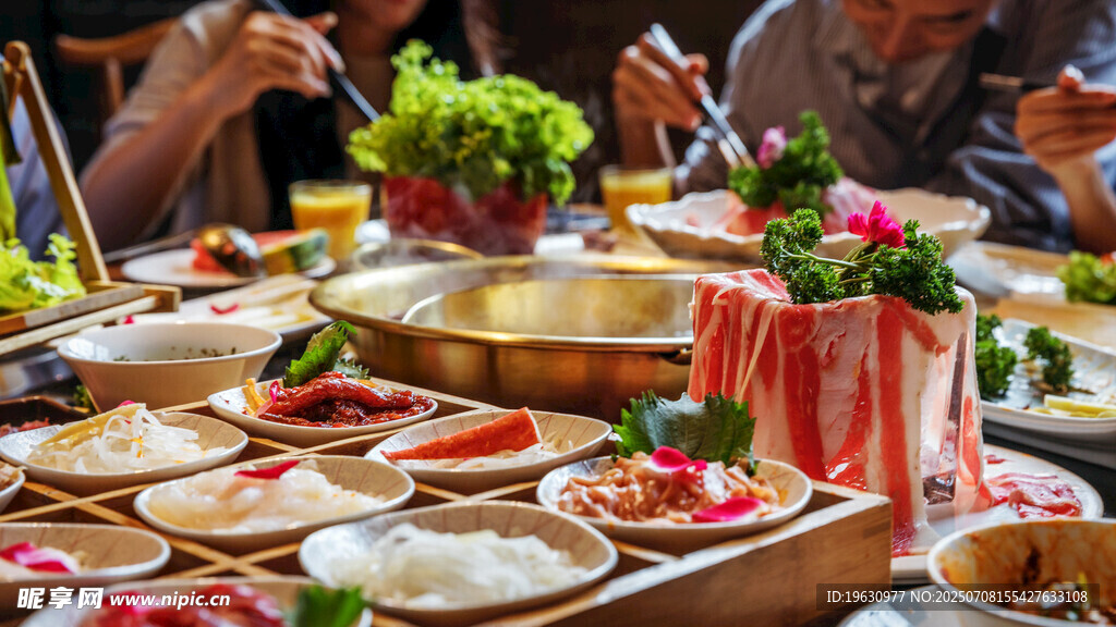 热闹火锅聚餐场景