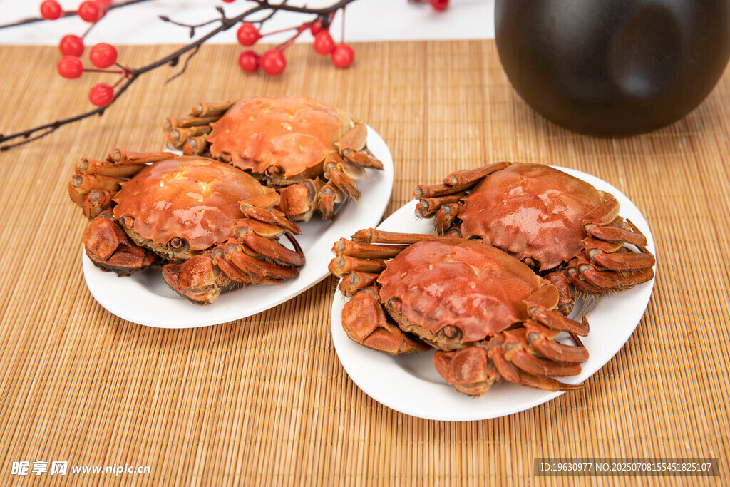 美味大闸蟹摆放在盘中