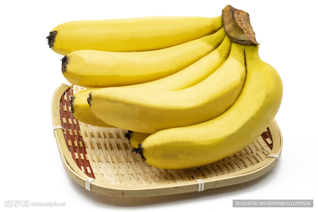 竹盘上的新鲜香蕉