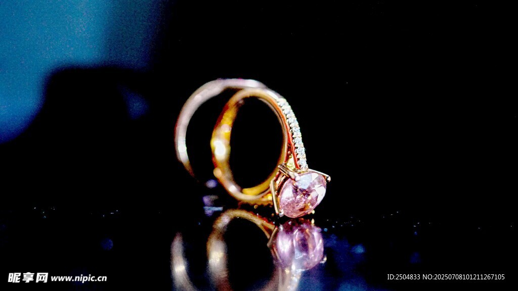 璀璨钻戒闪耀迷人光芒