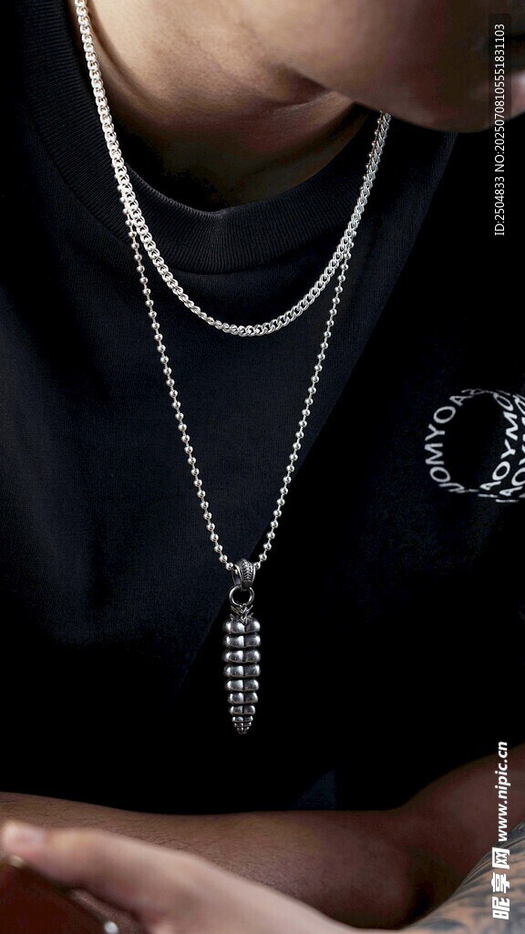 个性男士项链配饰展示