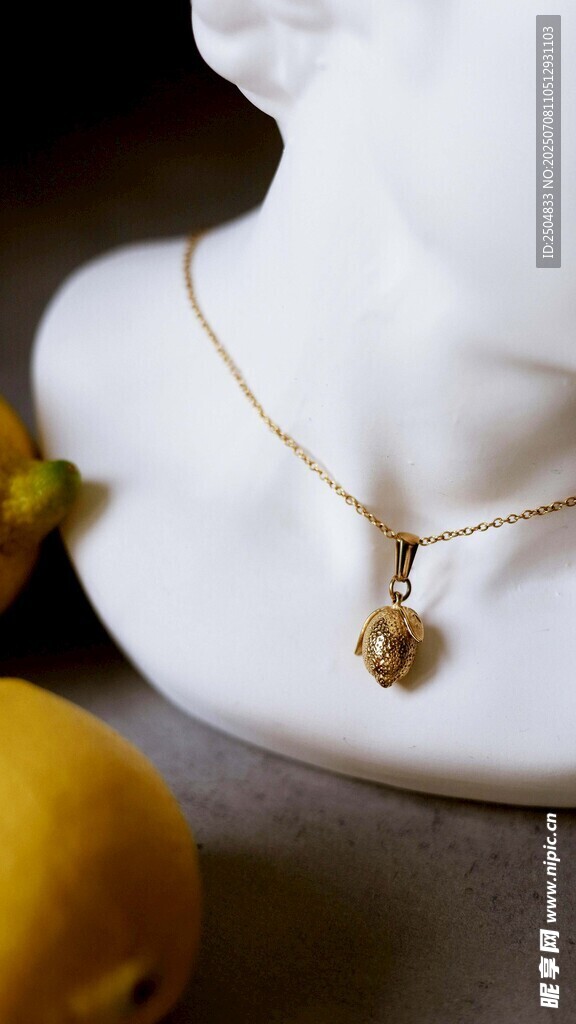 精致金项链搭配柠檬摆件