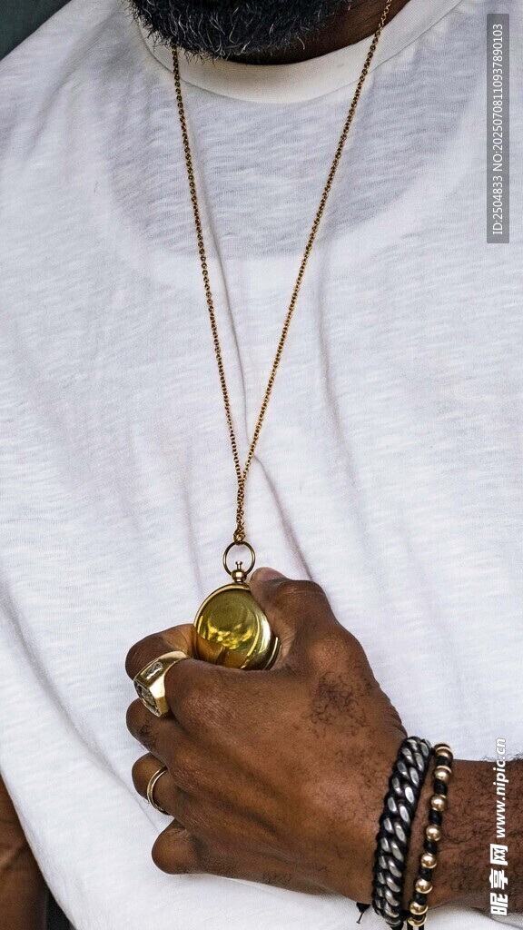 男士佩戴个性吊坠项链