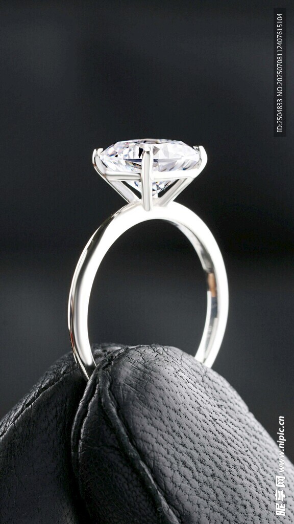 璀璨钻石戒指特写