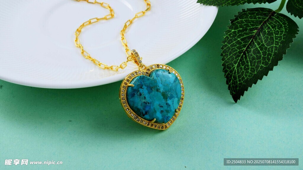 蓝松石金项链饰品展示