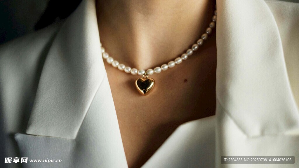 优雅珍珠项链搭配白色西装