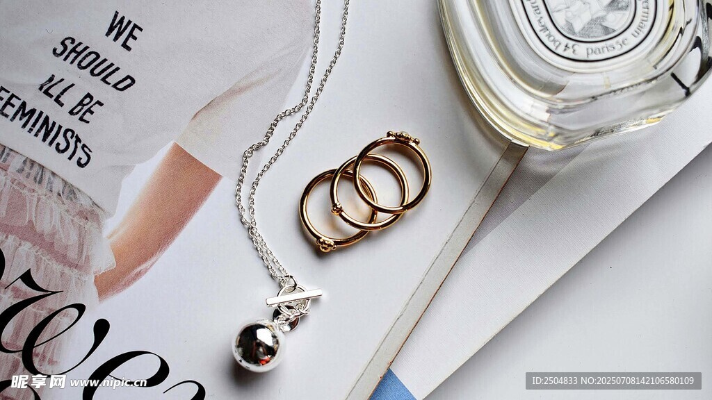 精致首饰摆放在时尚杂志上