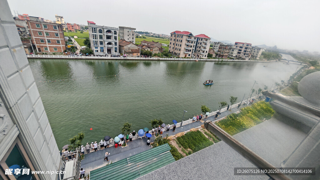 河畔多彩建筑与休闲人群
