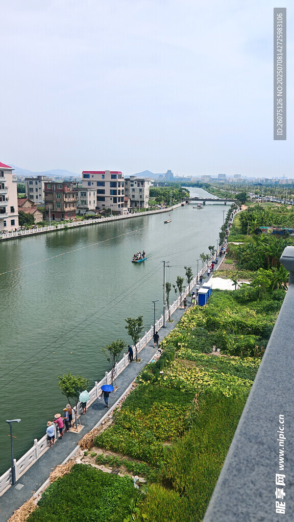 河畔城市风光