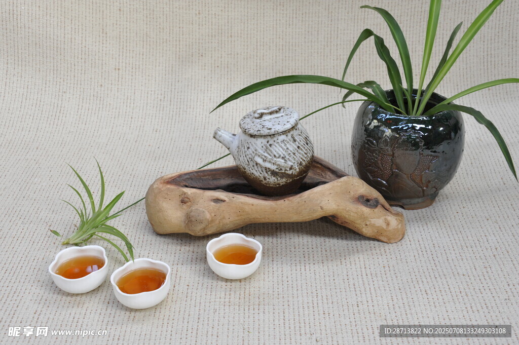 中式茶具与绿植雅致组合