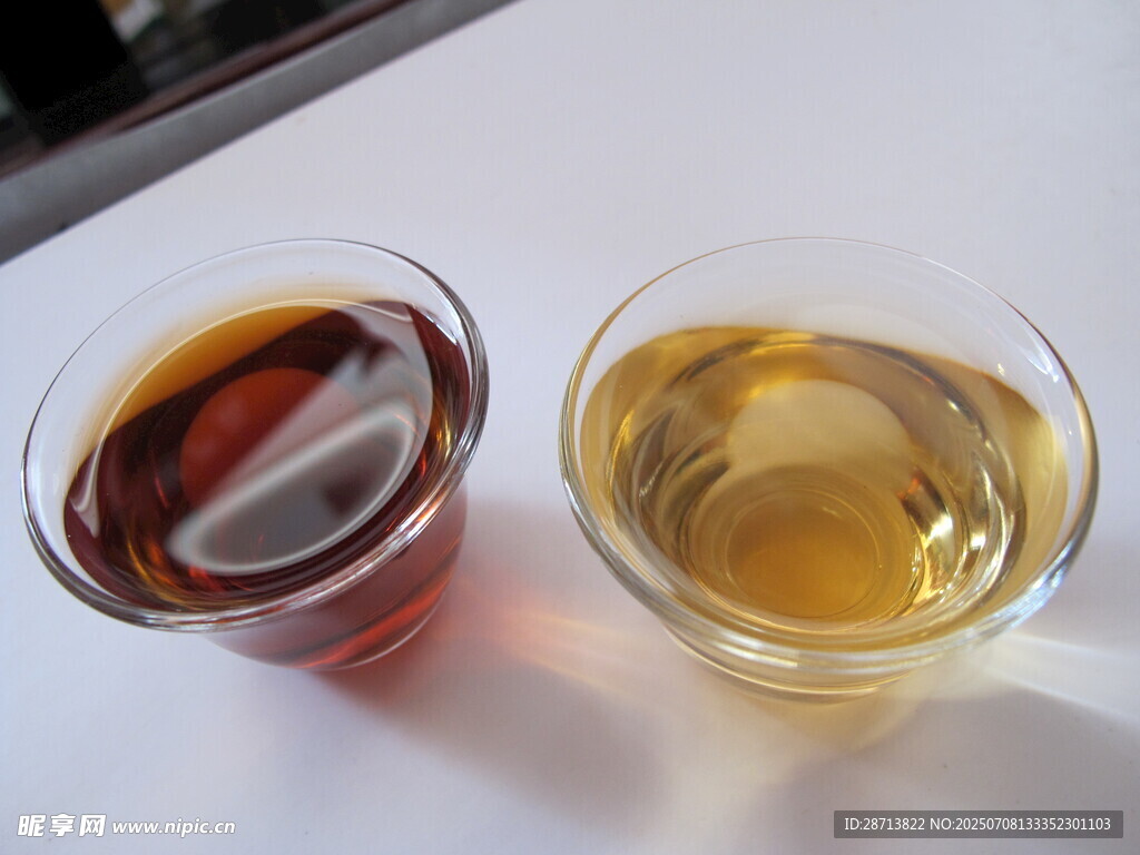 两杯不同色泽的饮品