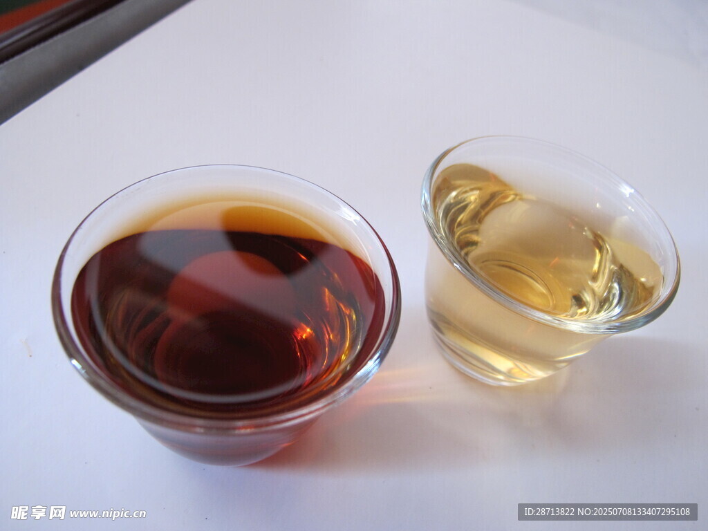 两杯不同色泽的茶饮
