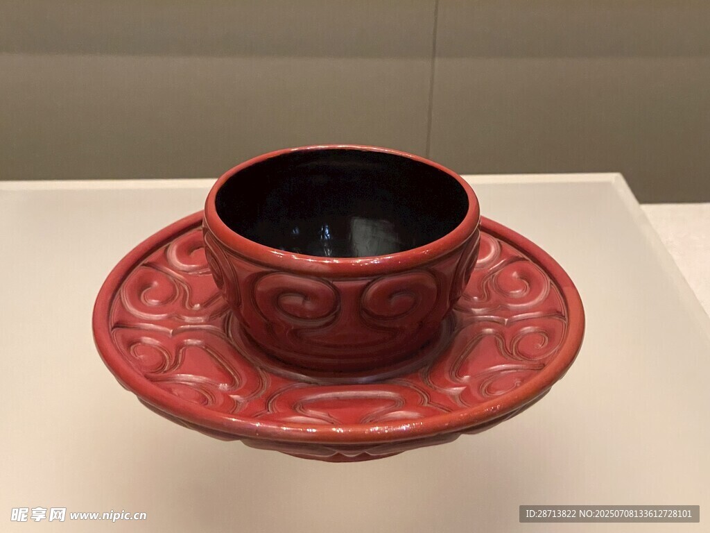 红色雕花杯碟组合