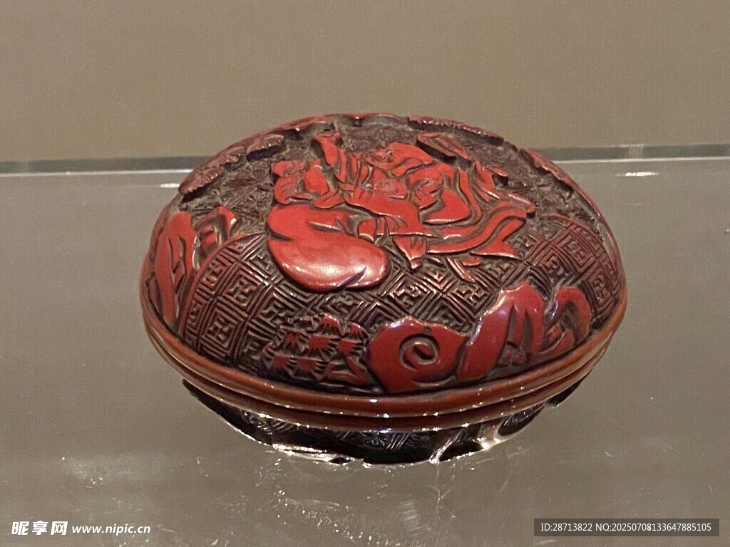 雕漆花卉纹圆盒