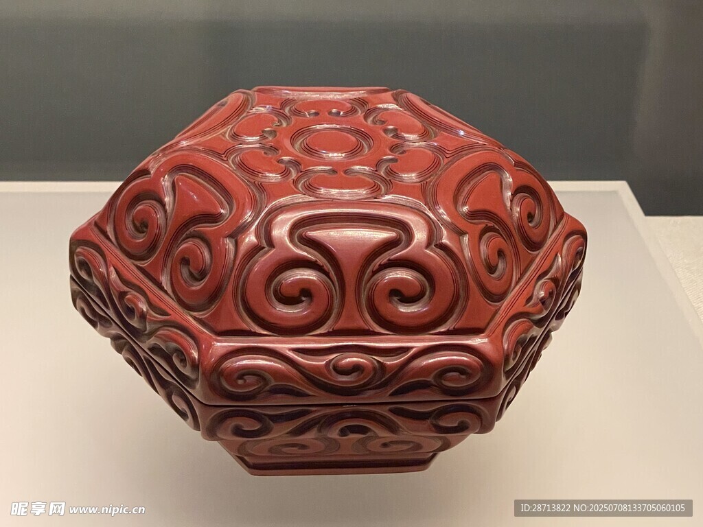 红釉雕花八角盒