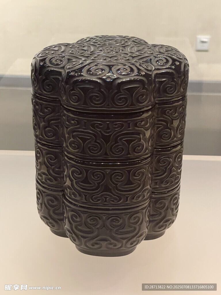 古朴雕花黑漆盒