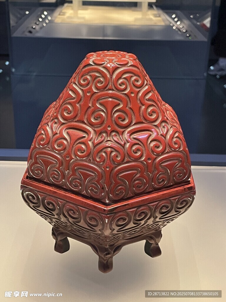 雕花三足红漆盒