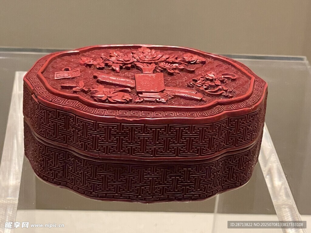 雕漆花卉纹圆盒