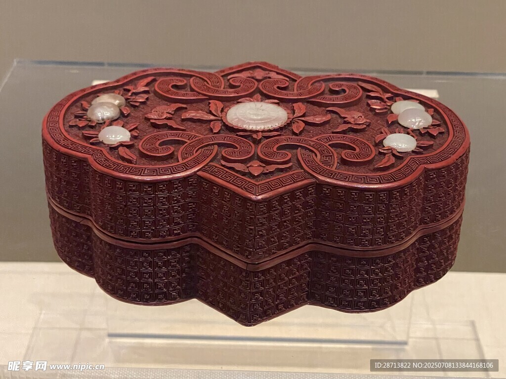 雕花嵌玉红木盒