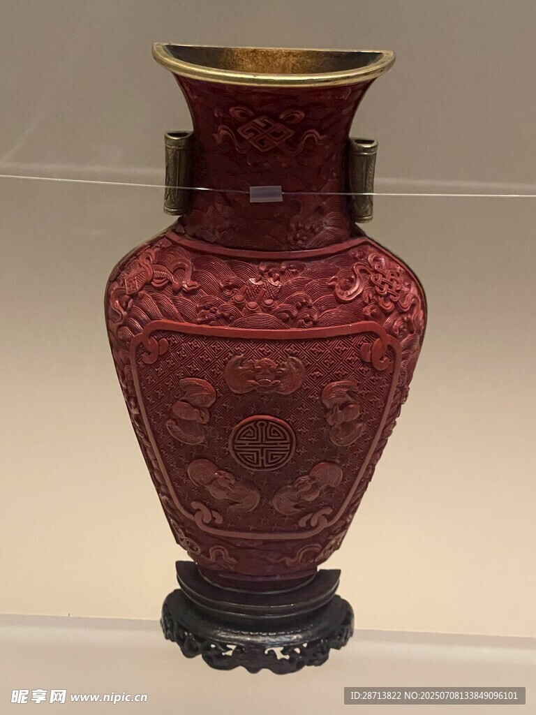 红釉双耳花瓶展示