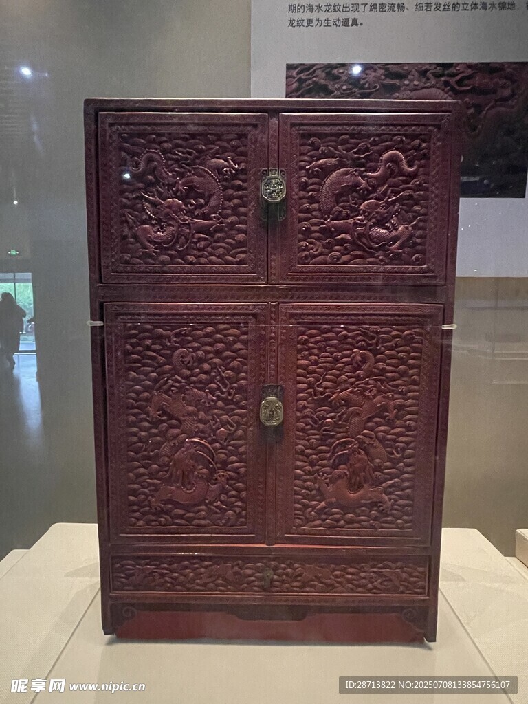 古典雕花红木双屉柜