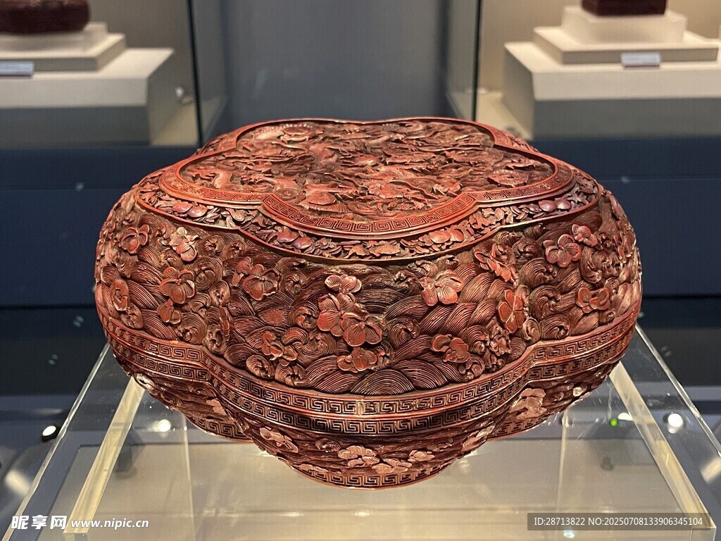 精美古代雕花漆盒