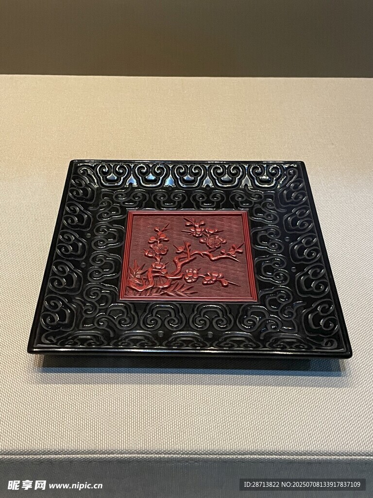 黑色雕花方盘  红底饰纹