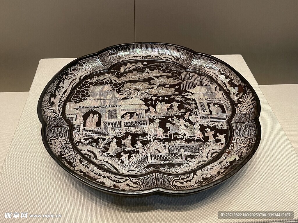 古雅山水纹黑漆嵌螺钿花盘