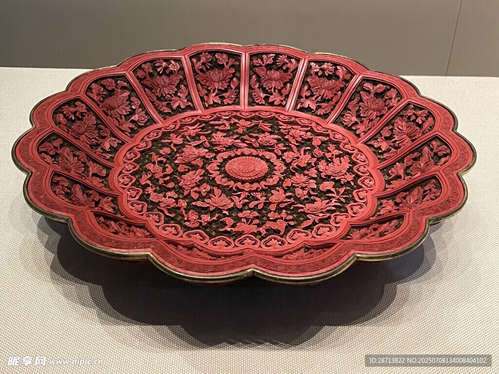 红漆雕花盘