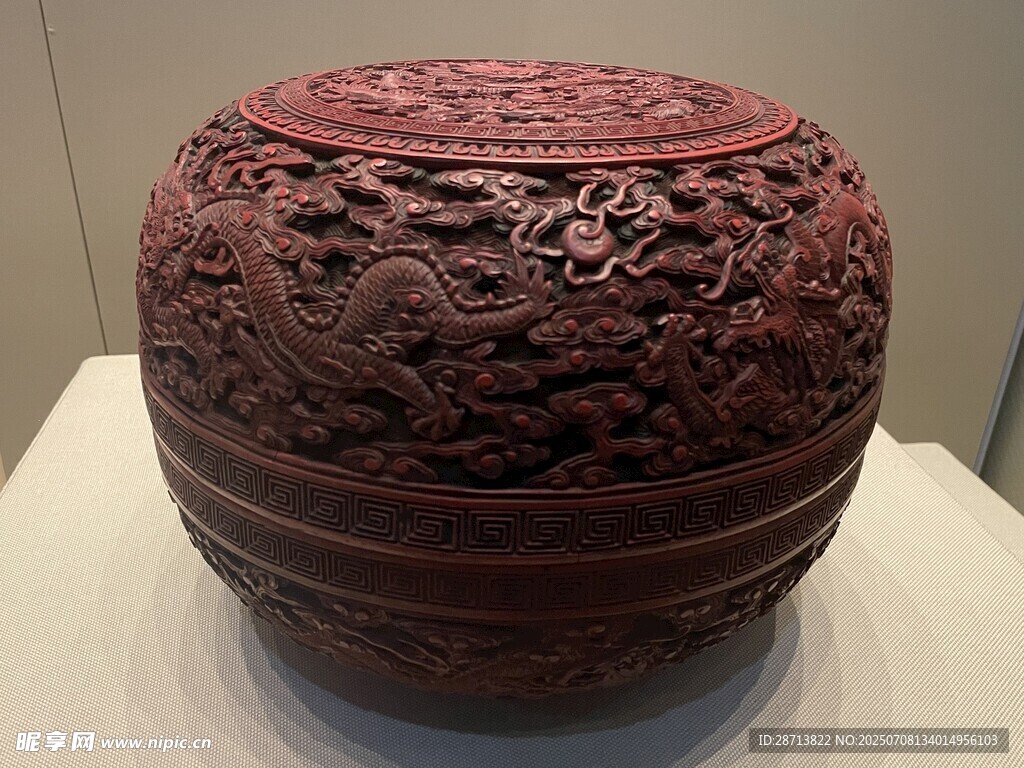 雕花红漆木圆盒