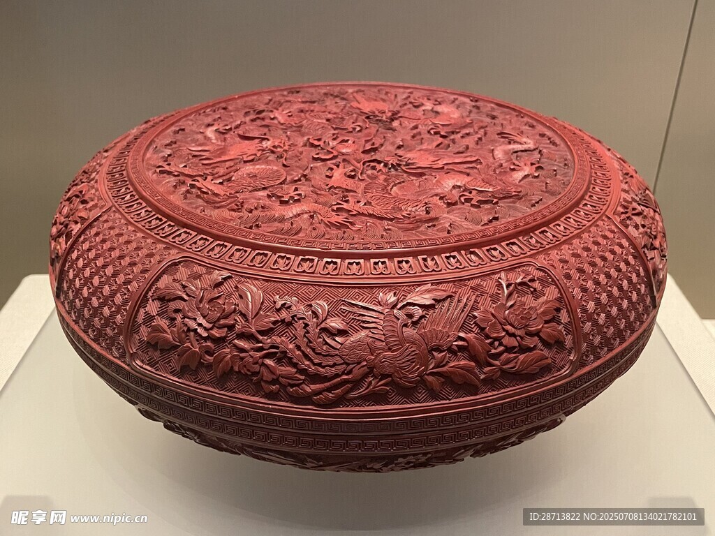 雕花纹红漆木圆盒