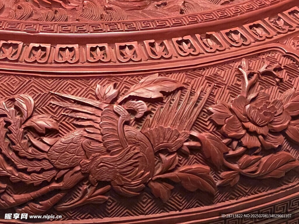 精美雕花纹饰的红色器物