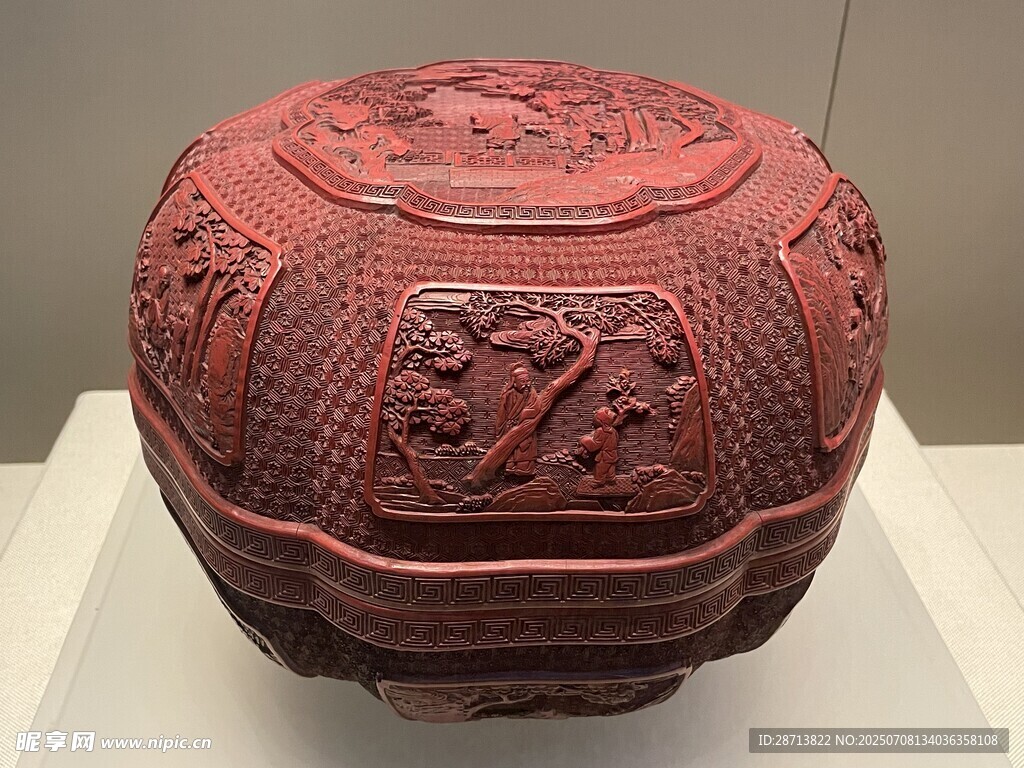 雕花纹饰的红色漆器盒