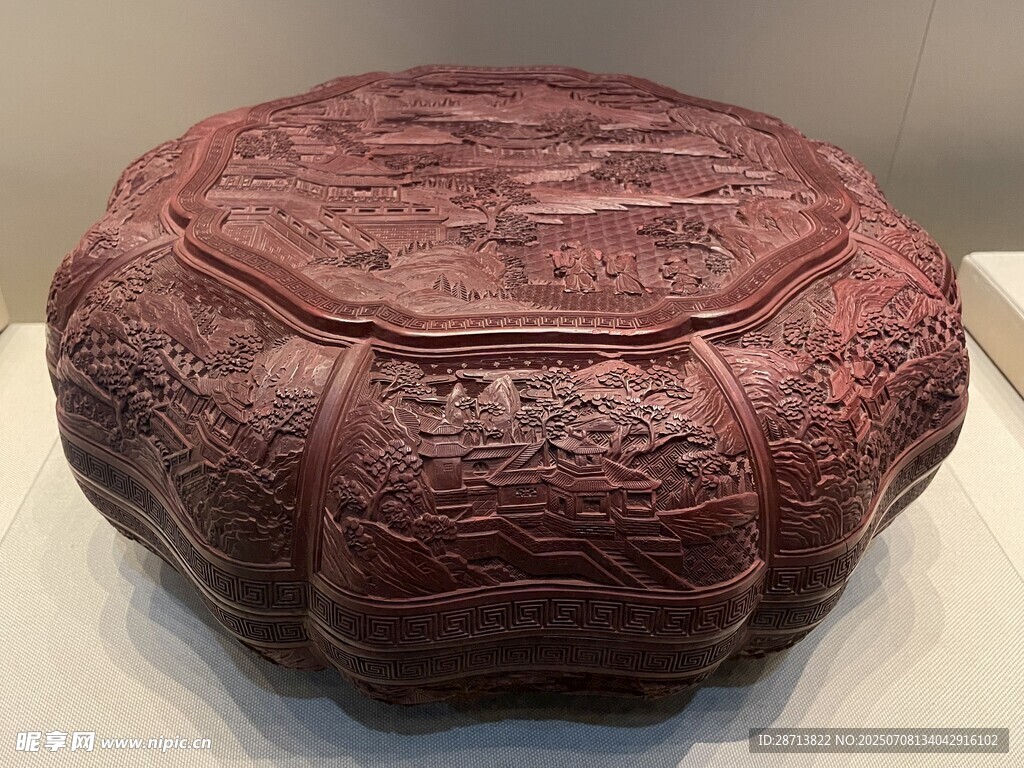 古雅雕花红漆木盒