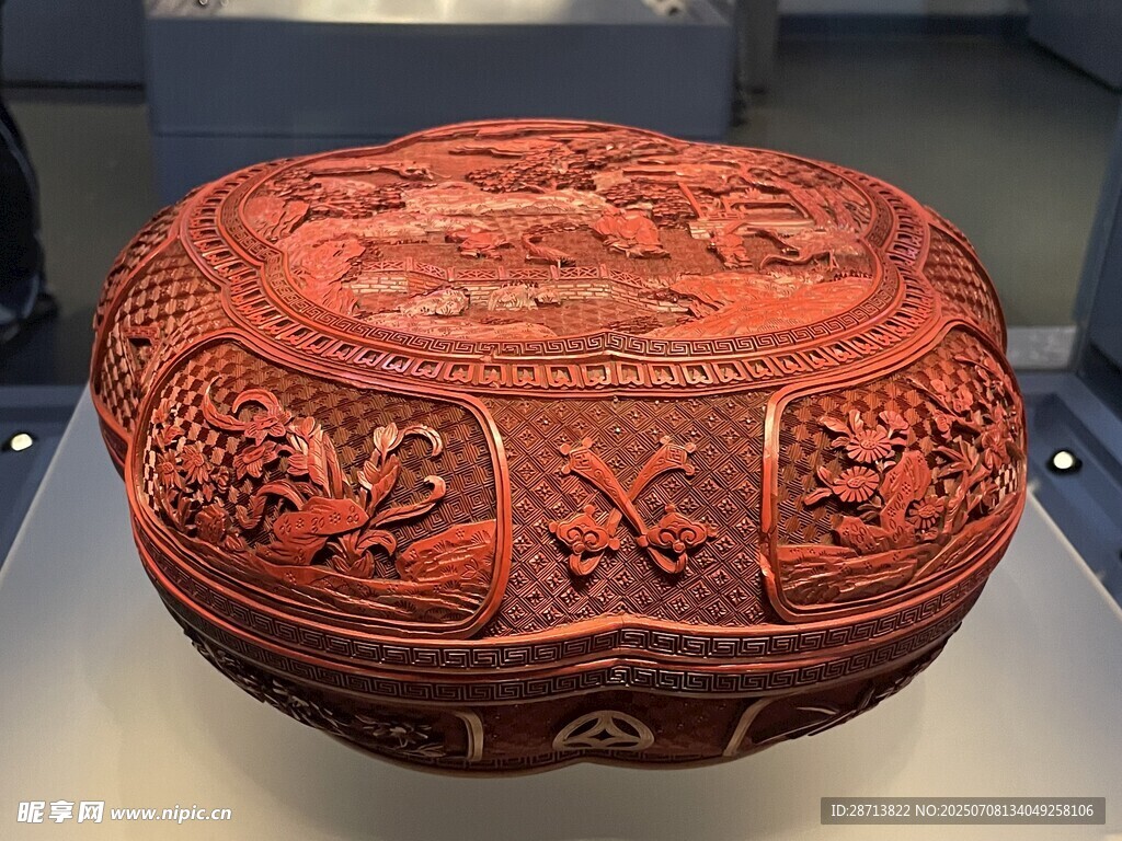 雕花纹饰的红色漆器圆盒