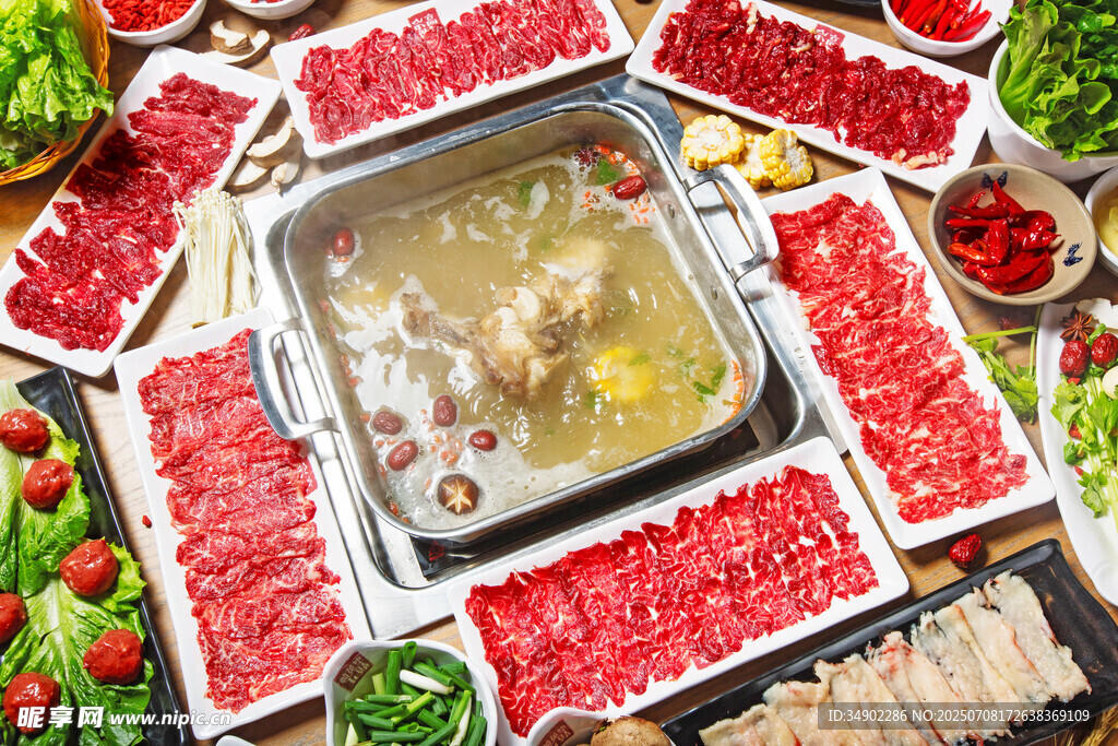 丰盛火锅食材摆满一桌