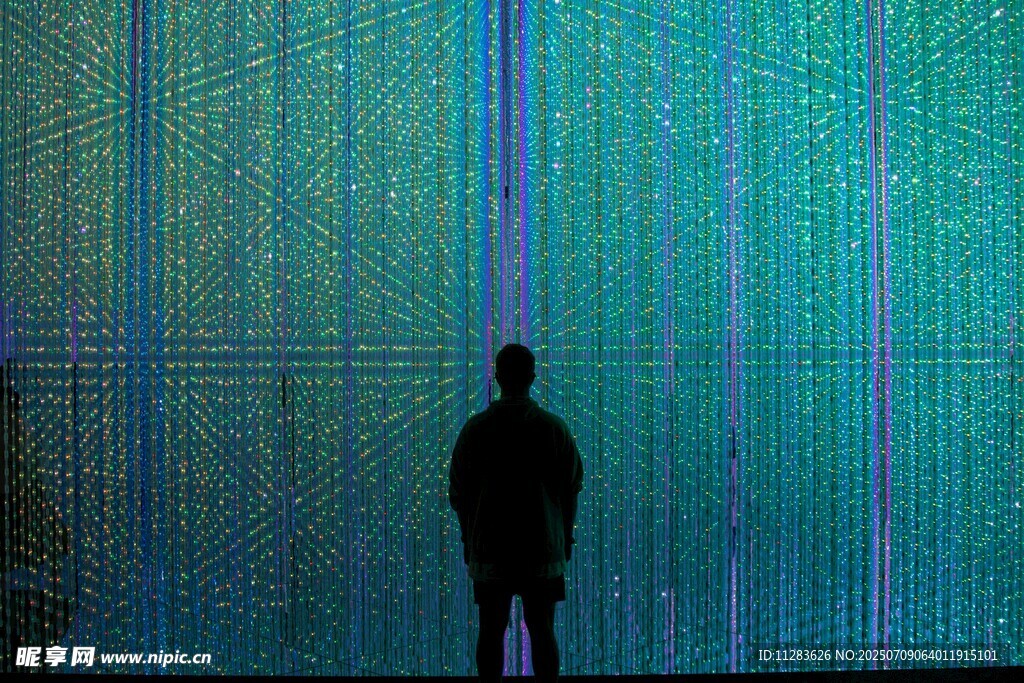 人影立于绚丽光影前