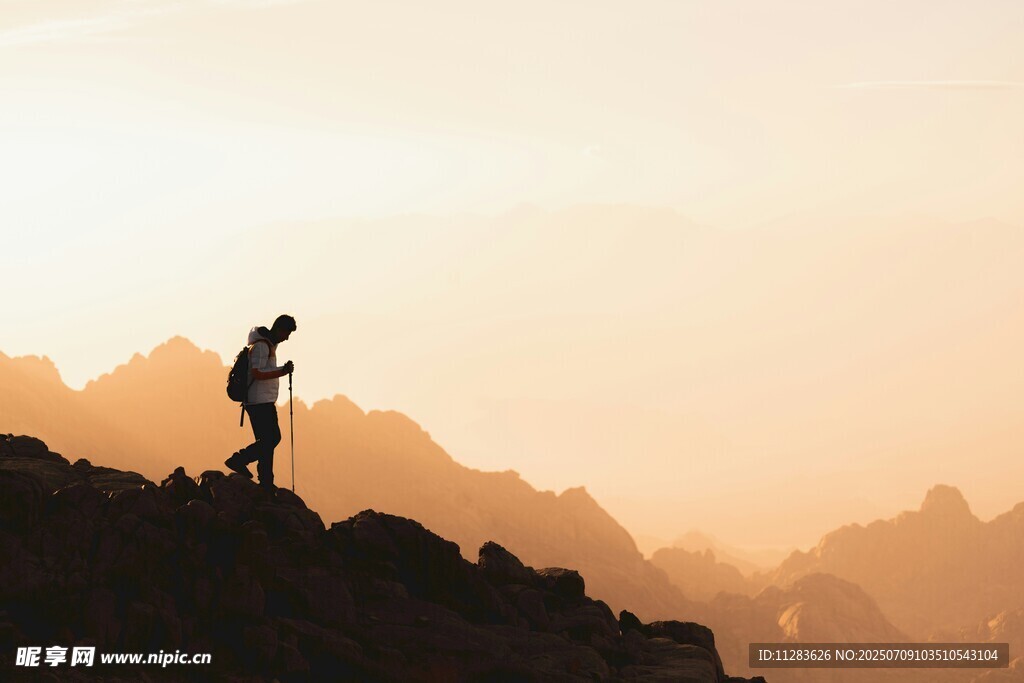 徒步者于山巅赏壮丽霞光
