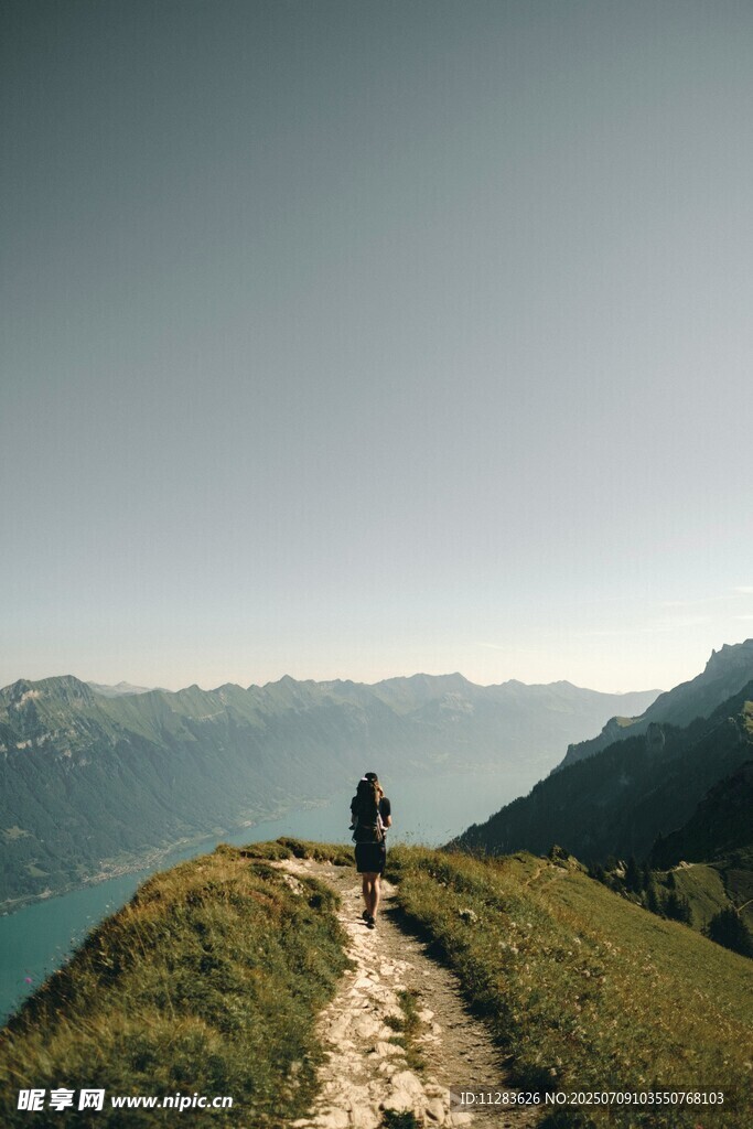 一人徒步于山间小径