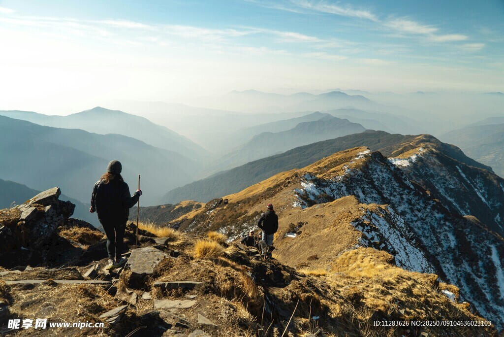 登山者于山巅眺望美景