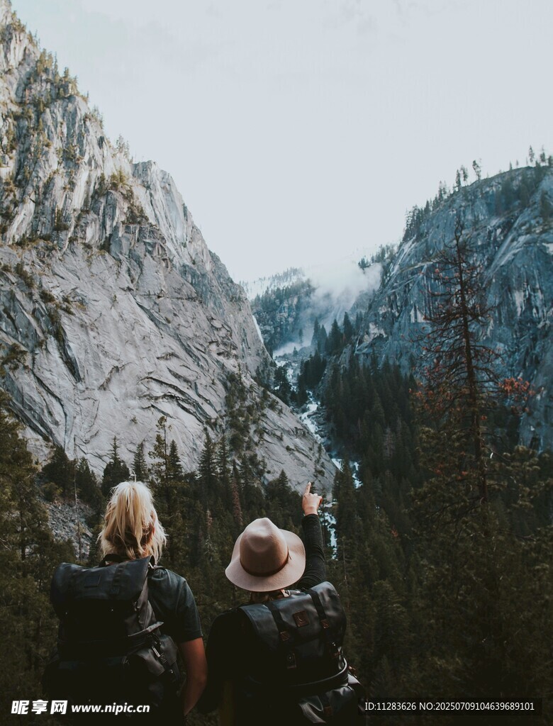 两人赏巍峨山间美景