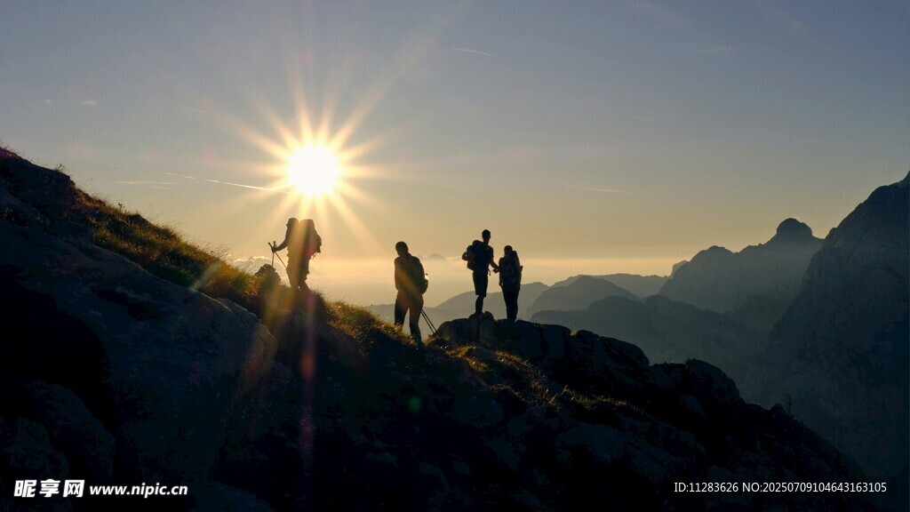 山顶上的徒步者与壮丽日出