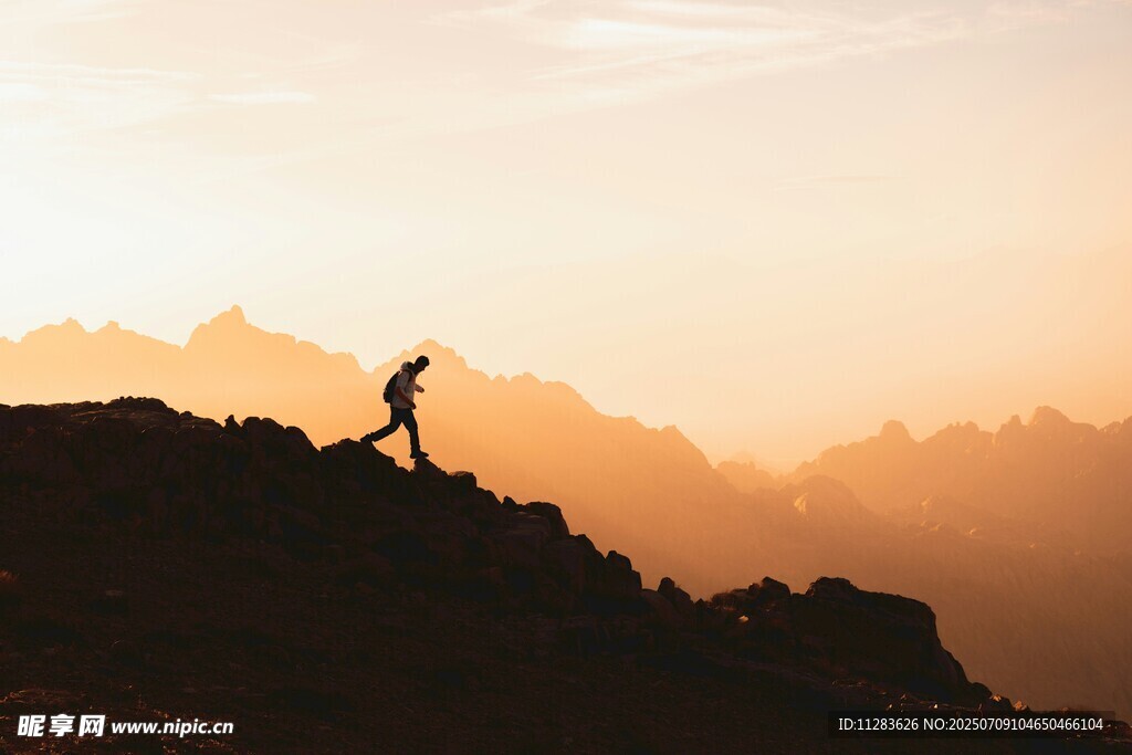 夕阳下的山间独行者