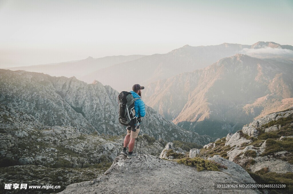 徒步者眺望壮丽山景