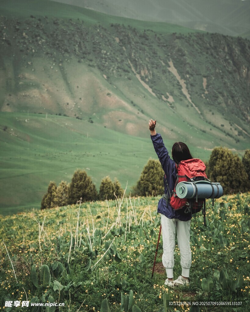 徒步者于绿野间伸展双臂