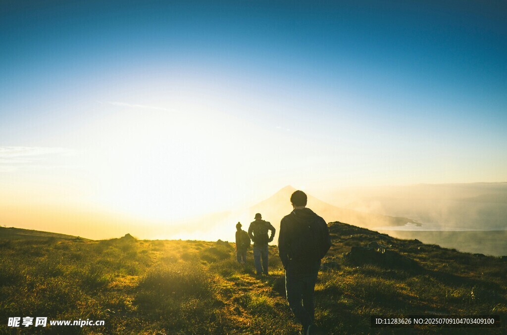 夕阳下的徒步者