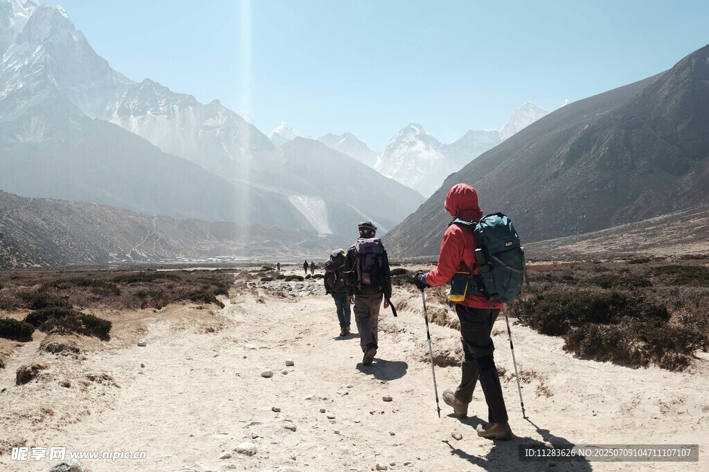 徒步者在山间的前行之路