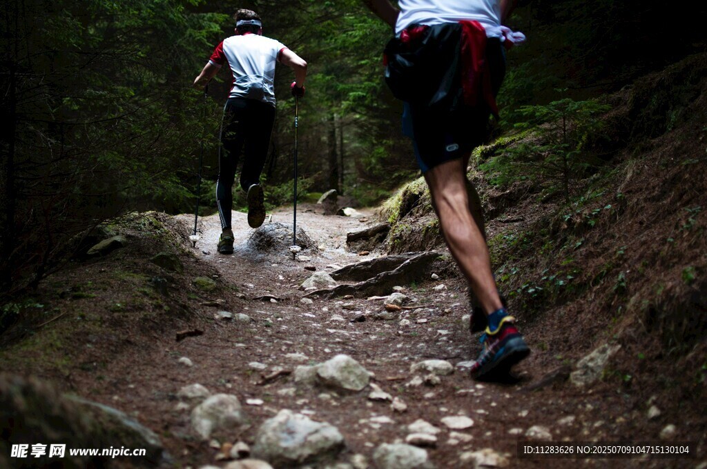 山林间的徒步者